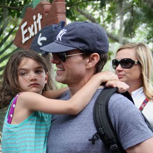 La dernière photo de Tom et Suri ensemble au parc aquatique Typhoon Lagoon à Walt Disney World, Orlando, Floride. Tom porte Suri hors de la cabane privée qu'ils ont louée pour la journée, vers la sortie du parc. Un employé du parc porte la tasse de soda Disney de Suri. Suri tient dans sa main un pin's Disney qu'un employé lui a donné. Miami, FL, États-Unis, le 1er août 2012. Photo by Splash News/ABACAPRESS.COM