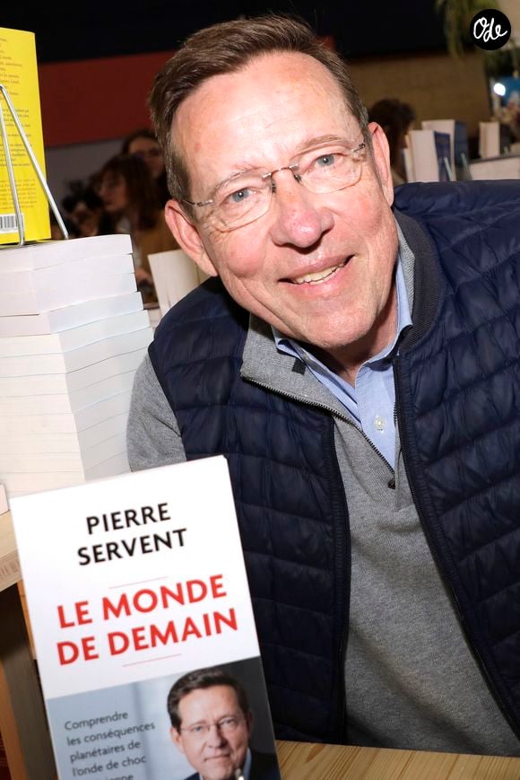 Soutenu par ses quatre enfants et ses sept petits-enfants, l'essayiste prône la vérité et la fraternité comme véritables armes face à la maladie.

Pierre Servent - Festival du Livre de Paris 2023 au Grand Palais Éphémère. Le 22 avril 2023.

© Cédric Perrin / Bestimage