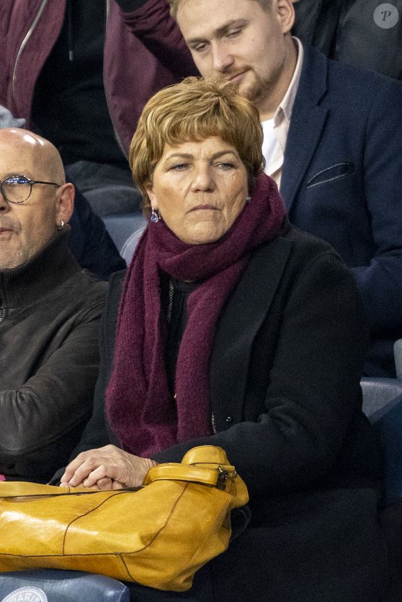 Véronique Rabiot dans les tribunes lors du match de football de qualification pour la Coupe du monde 2022 entre la France et le Kazakhstan au stade Parc des Princes à Paris, France, le 13 novembre 2021.

© Cyril Moreau/Bestimage