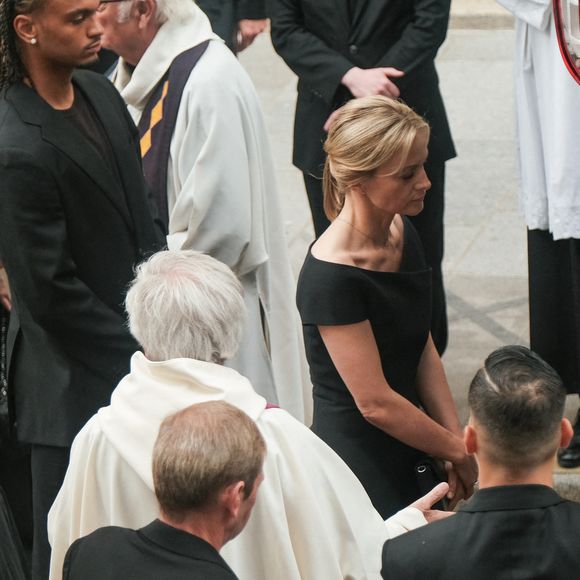 Audrey Crespo-Mara, son fils Sekou, Manon Ardisson, Ninon Ardisson - Sorties des obsèques de Thierry Ardisson en l’église Saint-Roch de Paris, France, le 17 juillet 2025. © Bestimage