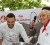 Si Mercotte s'en va à la fin de la saison, lui reste.

Les Chefs à Saint-Tropez fêtent les producteurs 2025 - Inauguration de la 5e édition,  les Chefs et les producteurs se retrouvent sur la place des Lices à Saint-Tropez, le 3 mai 2025. Le chef Cyril Lignac fait une démonstration de Pâtisserie...et retrouve Mercotte. ©Jean-Marc Lhomer / Bestimage.
