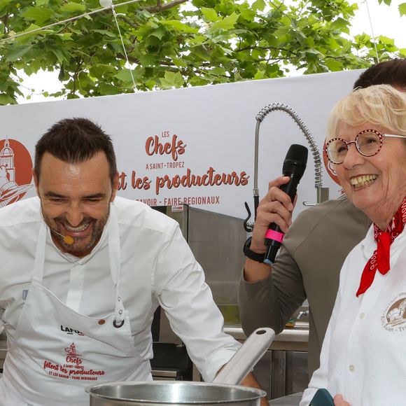 Si Mercotte s'en va à la fin de la saison, lui reste.

Les Chefs à Saint-Tropez fêtent les producteurs 2025 - Inauguration de la 5e édition,  les Chefs et les producteurs se retrouvent sur la place des Lices à Saint-Tropez, le 3 mai 2025. Le chef Cyril Lignac fait une démonstration de Pâtisserie...et retrouve Mercotte. ©Jean-Marc Lhomer / Bestimage.