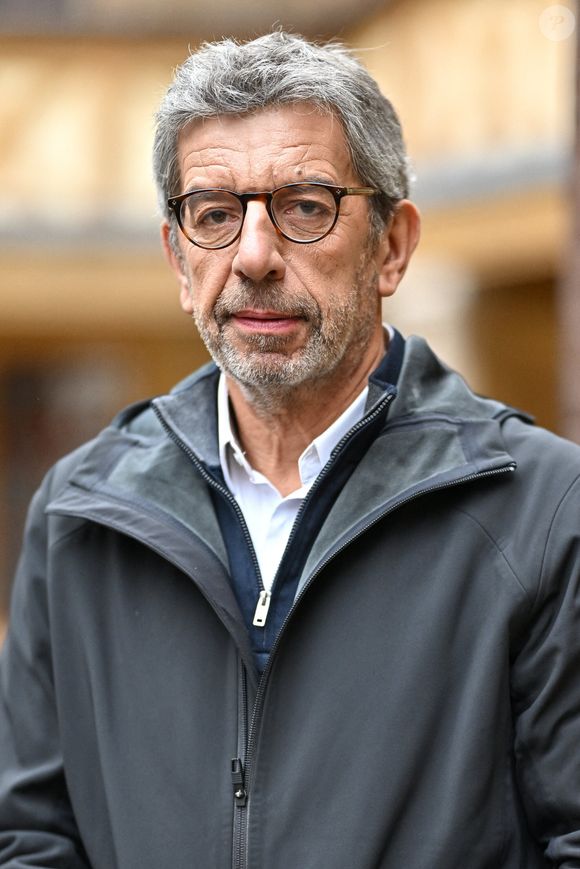 Michel Cymes lors de la 163e vente aux enchères des vins des Hospices de Beaune à Beaune, France, le 19 novembre 2023. Photo par Julien Reynaud/APS-Medias/ABACAPRESS.COM