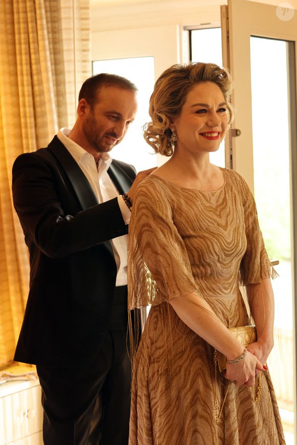 Exclusif -   Emilie Dequenne (En Dior) se prépare pour la 95ème édition de la cérémonie des Oscars à Los Angeles dans sa chambre d'hôtel (Le Sofitel Beverly Hills) avec son mari Michel Ferracci (en Fursac) le 12 mars 2023.
© Agence / Bestimage