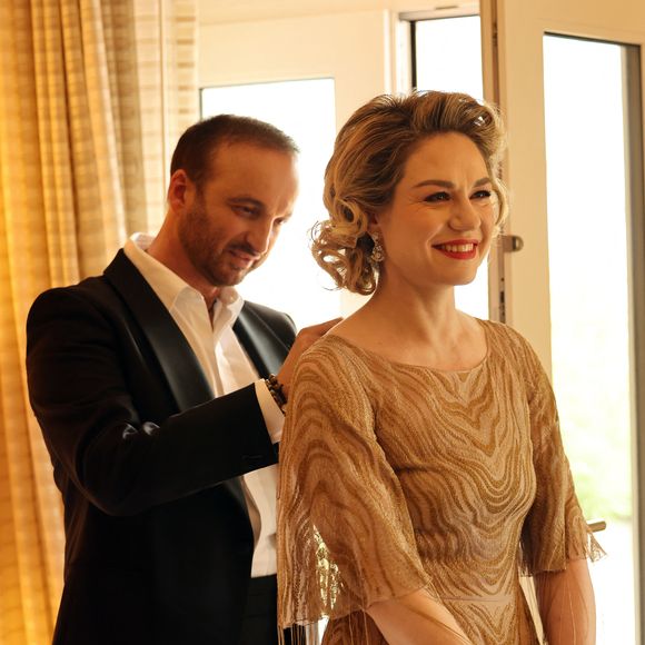 Exclusif -   Emilie Dequenne (En Dior) se prépare pour la 95ème édition de la cérémonie des Oscars à Los Angeles dans sa chambre d'hôtel (Le Sofitel Beverly Hills) avec son mari Michel Ferracci (en Fursac) le 12 mars 2023.
© Agence / Bestimage
