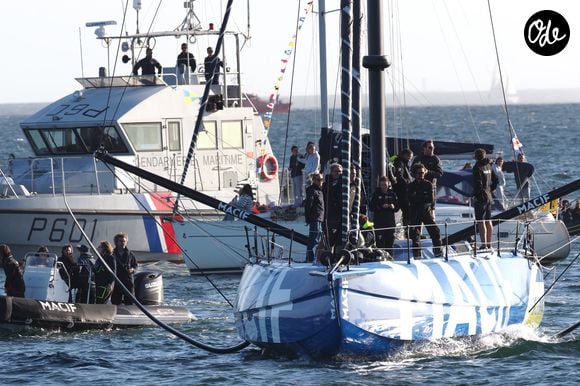 Face à l'ampleur du rassemblement, Perrine imagine que son mari aurait été "un petit peu fier", avec son "petit sourire en coin".

Perrine Le Pape-Dalin (femme de Charlie Dalin) et son fils Oscar (fils de Charlie Dalin) - Hommage maritime au regretté marin Charlie Dalin, à Concarneau, Bretagne, France, le 15 septembre 2026. © Guillaume Collet/Bestimage