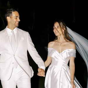 Mariée à Kamran Ahmed depuis 2022 (ils sont en couple depuis 2013), la soeur d'Emma Smet a dévoilé son joli ventre rond lors d'une soirée Tag Heuer 

Ilona Smet et son époux.