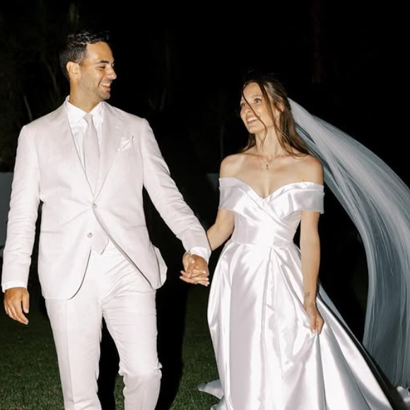 Mariée à Kamran Ahmed depuis 2022 (ils sont en couple depuis 2013), la soeur d'Emma Smet a dévoilé son joli ventre rond lors d'une soirée Tag Heuer 

Ilona Smet et son époux.