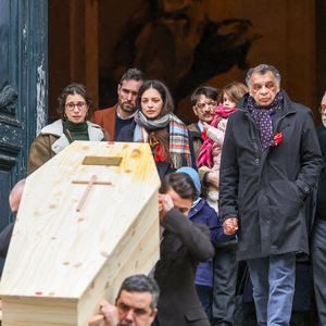 Pia Laborde et Gabrièle Laborde, les filles de Catherine Laborde, leur père Jimmy, Thomas Stern, le mari de la défunte aux obsèques de Catherine Laborde en l'église Saint-Roch à Paris, le 6 février 2025. 

© Jacovides - Moreau / Bestimage