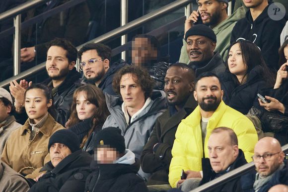 Alexandre Kominek, Julie Chen, Paul de Saint Sernin, Harry Roselmack et son fils Leroy, Julien clerc et son fils Léonard dans les tribunes lors du match de Ligue Des Champions 2024-2025 (LDC) "PSG - Brest (7-0)" au Parc Des Princes, le 19 février 2025.
© Cyril Moreau/Bestimage