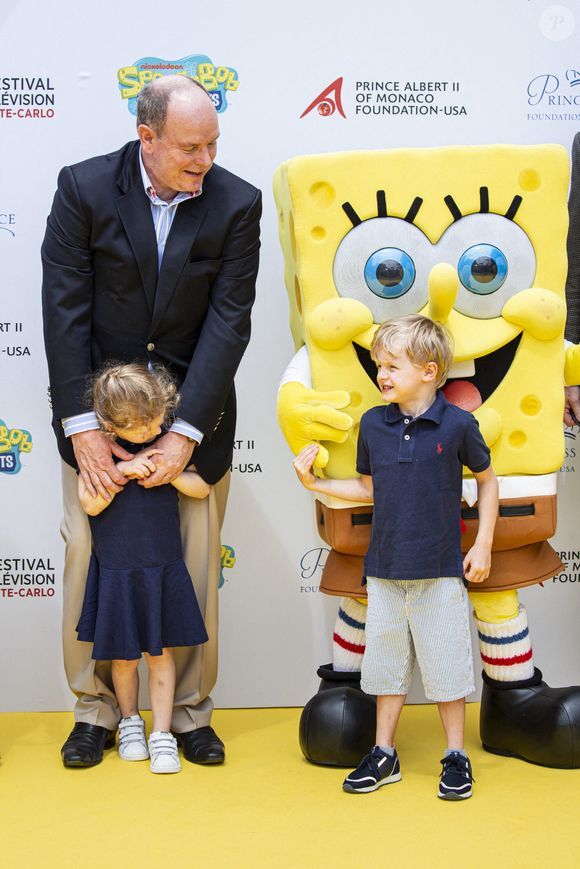 Le Prince Albert II de Monaco, ses enfants Gabriella et Jacques de Monaco posent le long du tapis jaune pour célébrer le 20e anniversaire de 'Bob l'éponge et les Pantoufles' lors du 59e Festival de la Télévision de Monte Carlo, qui s'est tenu au Grimaldi Forum. Monaco le 16 juin 2019. Photo Marco Piovanotto/ABACAPRESS.COM