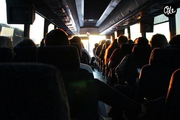 Une étude montre que peu d'usagers saluent ou remercient les conducteurs malgré les bénéfices de ce geste.

Photo prise par Ash Gerlach / Unsplash