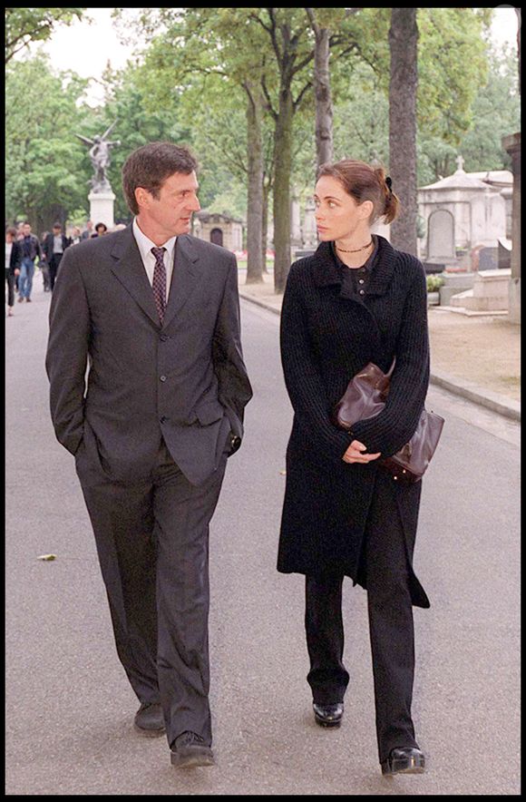 Enfin, Daniel Auteuil et Emmanuelle Béart prouvent que l'admiration mutuelle reste le meilleur ciment d'une relation parentale apaisée.

Emmanuelle Béart et Daniel Auteuil aux obsèques de Claude Sautet au cimetière du Montparnasse à Paris.
AGENCE / BESTIMAGE