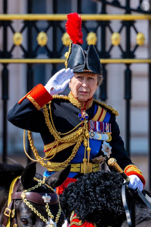 Il a notamment révélé qu'à l'époque, l'accident était "bien pire que ce que tout le monde laissait entendre."

La princesse Anne, - Les membres de la famille royale britannique arrivent à Buckingham Palace pour la cérémonie Trooping the Colour à Londres, le 14 juin 2025. Affecté par le crash du Boeing 787 Dreamliner à Ahmedabad du 12 juin, le souverain et les officiels porteront un brassard noir en hommage aux plus de 270 victimes. Bon nombre d'elles étaient des ressortissants britanniques. 
© Backgrid / Bestimage