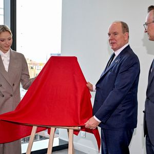 Le prince Albert II de Monaco et la princesse Charlene ont visité en compagnie de M. Thomas Bataglione, l'administrateur et directeur général de la SMEG, le nouveau siège social de la société, installé dans le quartier de Fontvieille à Monaco, le 15 octobre 2025. © Bruno Bebert / Bestimage