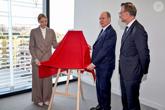 Le prince Albert II de Monaco et la princesse Charlene ont visité en compagnie de M. Thomas Bataglione, l'administrateur et directeur général de la SMEG, le nouveau siège social de la société, installé dans le quartier de Fontvieille à Monaco, le 15 octobre 2025. © Bruno Bebert / Bestimage