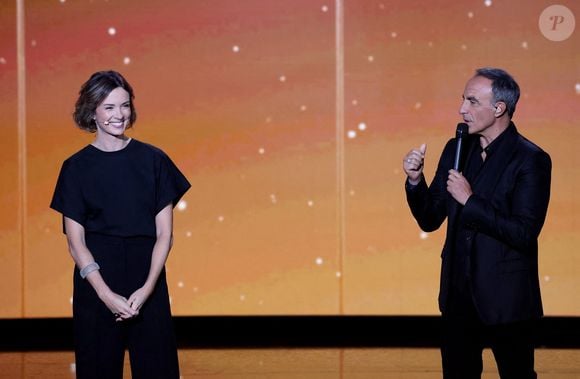 Exclusif - Isabelle Ithurburu et Nikos Aliagas lors de l'enregistrement de l'émission "La chanson secrète N°14", présentée par N.Aliagas et diffusée le 26 décembre sur TF1, consacrée à Isabelle Ithurburu à Paris le 9 décembre 2025. © Jacovides-Moreau/Bestimage