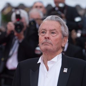 Alain Delon (Palme d'Or d'Honneur du 72ème festival de Cannes avec un badge Paris Match d'une ancienne couverture du magazine titrant "Alain Delon, mes deux amours, Rosalie et Anouchka) - Montée des marches du film "A Hidden Life" lors du 72ème Festival International du Film de Cannes. Le 19 mai 2019
© Backgrid UK/ Bestimage