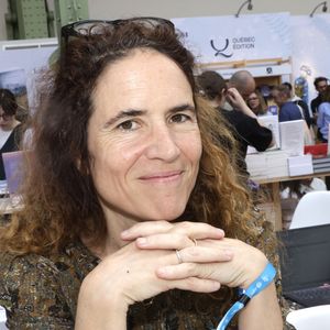 Anne Pingeot y occupe un rôle central de présence silencieuse, participant à l’équilibre de cette vie tenue à l’écart du regard public. 

Mazarine M Pingeot lors du 5ème festival du Livre de Paris au Grand Palais à Paris, France, le 18 avril 2026. Les 17, 18 et 19 avril 2026, le Festival du livre de Paris célébrera les livres et la lecture, sous toutes ses formes, pour tous les publics. © Cédric Perrin/BestImage