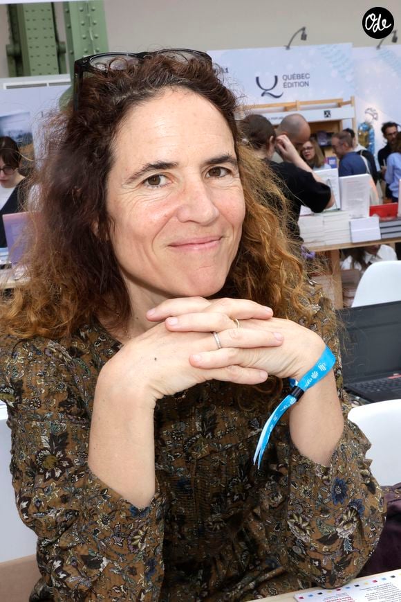Anne Pingeot y occupe un rôle central de présence silencieuse, participant à l’équilibre de cette vie tenue à l’écart du regard public. 

Mazarine M Pingeot lors du 5ème festival du Livre de Paris au Grand Palais à Paris, France, le 18 avril 2026. Les 17, 18 et 19 avril 2026, le Festival du livre de Paris célébrera les livres et la lecture, sous toutes ses formes, pour tous les publics. © Cédric Perrin/BestImage