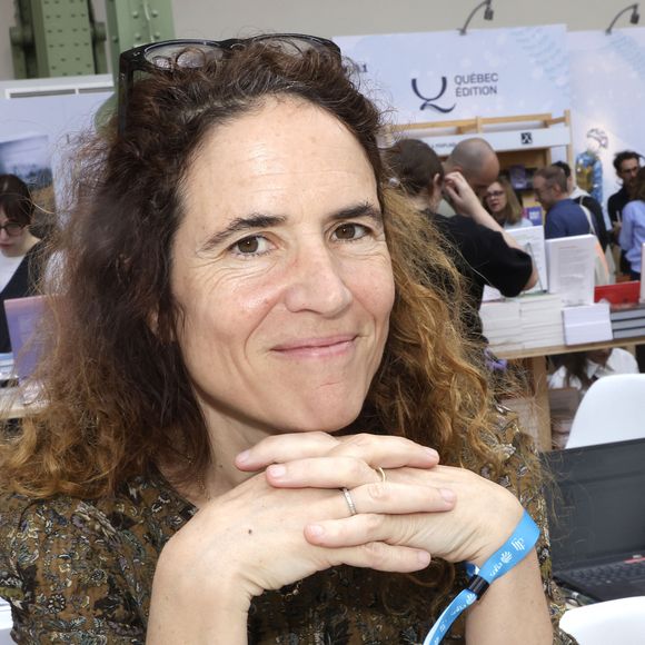 Anne Pingeot y occupe un rôle central de présence silencieuse, participant à l’équilibre de cette vie tenue à l’écart du regard public. 

Mazarine M Pingeot lors du 5ème festival du Livre de Paris au Grand Palais à Paris, France, le 18 avril 2026. Les 17, 18 et 19 avril 2026, le Festival du livre de Paris célébrera les livres et la lecture, sous toutes ses formes, pour tous les publics. © Cédric Perrin/BestImage