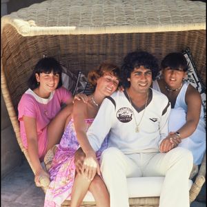 où il a tant vécu de beaux moments,
Enrico Macias en famille à Saint-Tropez en 1978
©DANIEL ANGELI / BESTIMAGE