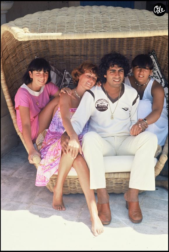 où il a tant vécu de beaux moments,

Enrico Macias en famille à Saint-Tropez en 1978
©DANIEL ANGELI / BESTIMAGE
