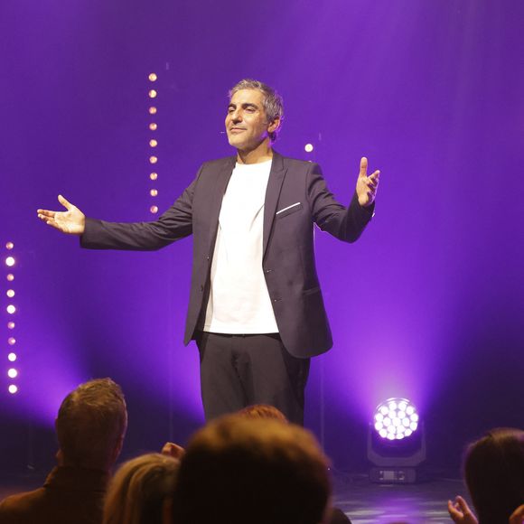 Ary Abittan sur la scène de la Cigale de Paris avec son spectacle "Authentique" le 18, 19, 22 et 23 février 2025. © Coadic Guirec/Bestimage