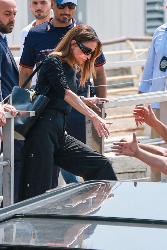 Mais alors que le premier jour de ces festivités contestées s'achevait, une pluie torrentielle s'est abattue sur la Cité des Doges.

La reine Rania de Jordanie arrive à Venise pour assister au mariage de Jeff Bezos et Lauren Sanchez (26 - 28 juin 2025), le 26 juin 2025.

Backgrid USA / Bestimage
