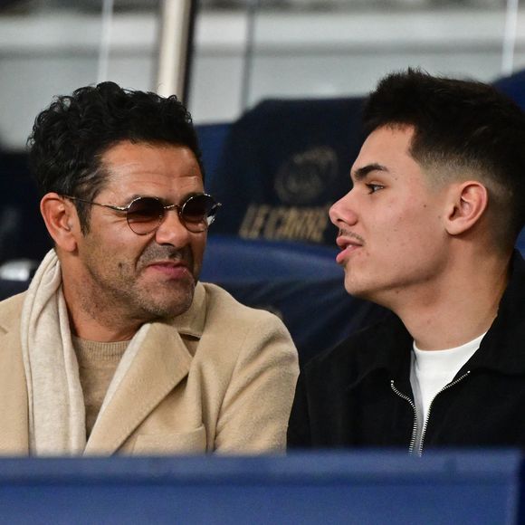Plusieurs personnalités ont fait le déplacement au Parc des Princes pour le classico PSG-OM.

Jamel Debbouze et son fils Léon - Célébrités dans les tribunes du match de Ligue 1 McDonald's entre le Paris Saint Germain (PSG) et l'Olympique de Marseille (OM) (5-0) au parc des Princes à Paris. © Christian Liewig/Bestimage