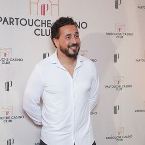 Mardi 18 août 2026, il a annoncé la nouvelle sur Instagram.

Moundir - Inauguration du Partouche Casino Club, 10 avenue de la Grande Armée à Paris le 11 mai 2026. © Anne-Sophie Guebey /Bestimage