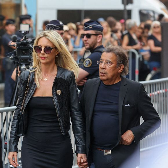 Laurent Voulzy et sa compagne Isaure Le Faou - Arrivées aux obsèques de Thierry Ardisson en l’église Saint-Roch de Paris, France, le 17 juillet 2025. © Clovis-Jacovides/Bestimage