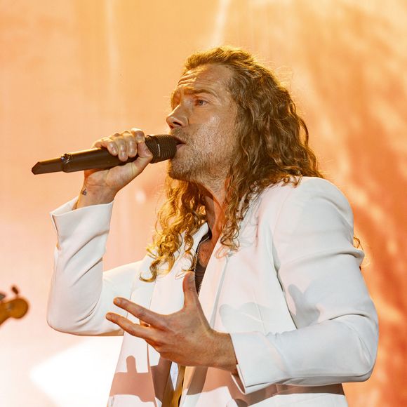 Julien Doré en concert au festival du Printemps de Pérouges au Château de Saint-Maurice-de-Rémens, le 25 juin 2025. Crédit Sandrine Thesillat / PsNewZ / Bestimage