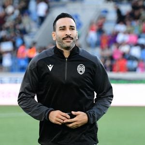 Adil Rami - Célébrités lors du match de gala caritatif entre l’équipe de Nico Capone et celle de Redouane Bougheraba au profit des fondations Théodora et Terres d’espoir en faveur des enfants hospitalisés et des personnes en difficulté au stade de la Tuiliere à Lausanne en Suisse le 6 Septembre 2025. © Romain Doucelin/Bestimage