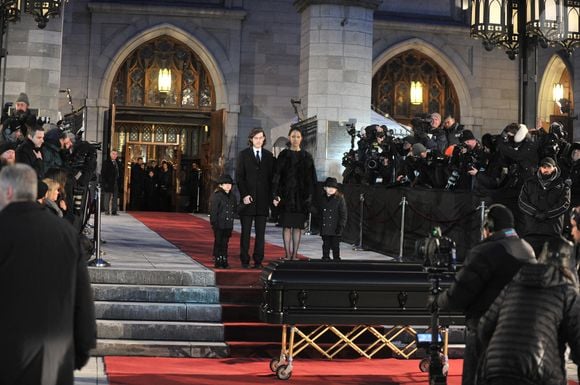 René Angélil est mort en 2016, alors que ses jumeaux n'avaient que 5 ans.

Funérailles de l'agent canadien René Angelil, l'époux de la chanteuse Céline Dion. Photo de Kadri Mohamed / Imagespic Agency/ABACAPRESS.COM