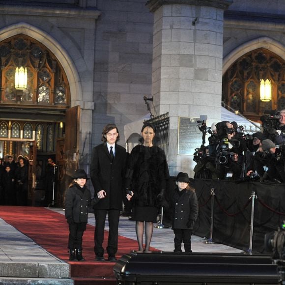 René Angélil est mort en 2016, alors que ses jumeaux n'avaient que 5 ans.

Funérailles de l'agent canadien René Angelil, l'époux de la chanteuse Céline Dion. Photo de Kadri Mohamed / Imagespic Agency/ABACAPRESS.COM