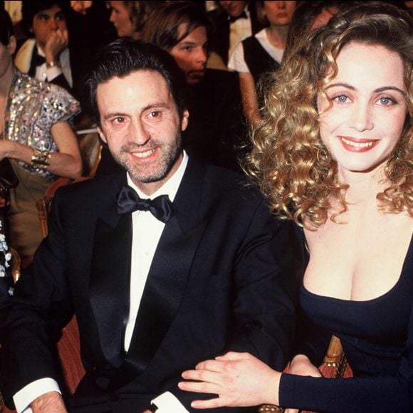 Une adaptation cinéma dans laquelle Emmanuelle Béart tient également le rôle titre. Et Aurore Auteuil connaît bien la comédienne puisqu'elle a été un temps sa belle-mère... 

Daniel Auteuil et Emmanuelle Béart à la cérémonie des César en 1990, Paris. © Bestimage