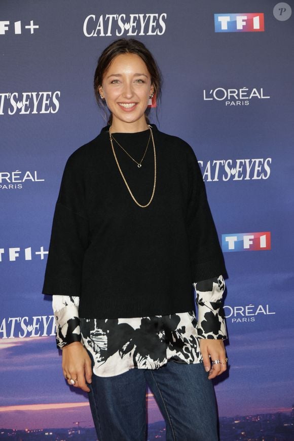 Il s'agit de Zoï Sévérin, alias Jasmine dans "Ici tout commence".

Zoï Sévérin - Avant-première de la nouvelle fiction de TF1 "Cat's Eyes" à la Seine Musicale à Paris le 9 octobre 2024. © Coadic Guirec/Bestimage