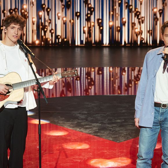 Exclusif - Aliocha Schneider et Raphael lors de l’enregistrement de l’émission “Les stars s’unissent pour le Sidaction” au théâtre Marigny à Paris, France, le 11 mars 2025. L’émission sera diffusée en prime le 22 mars sur France 2. © Guirec-Moreau/ Bestimage