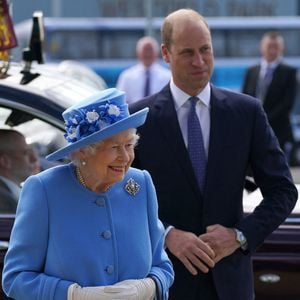 Photo d'archive datée du 28/6/2021 de la Reine Elizabeth II et du prince de Galles lors d'une visite à l'usine AG Barr à Cumbernauld, où la boisson Irn-Bru est fabriquée. Photo par Andrew Milligan/PA Wire