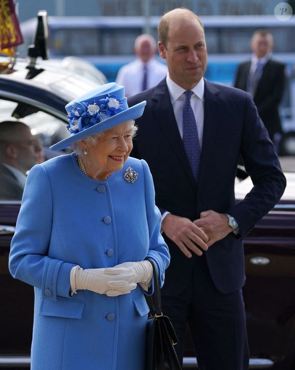 Photo d'archive datée du 28/6/2021 de la Reine Elizabeth II et du prince de Galles lors d'une visite à l'usine AG Barr à Cumbernauld, où la boisson Irn-Bru est fabriquée. Photo par Andrew Milligan/PA Wire