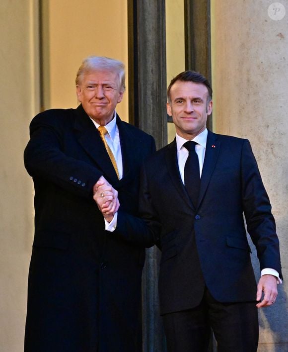 Le président français Emmanuel Macron recoit le président américain élu Donald Trump et le président ukrainien V.Zelenskiy au palais de l'Élysée après une réunion trilatérale dans le cadre des cérémonies de réouverture de la cathédrale Notre-Dame de Paris, cinq ans et demi après l'incendie, à Paris, France, le 7 décembre 2024. © Christian Liewig /Bestimage