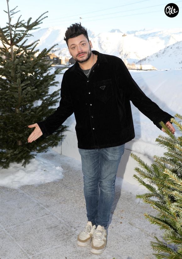 Kev Adams au photocall du film "Maison de retraite" lors de la 25ème édition du Festival international du film de comédie de l'Alpe d'Huez, France, le 22 janvier 2022. © Dominique Jacovides/Bestimage