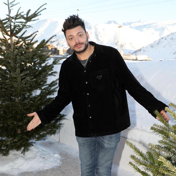 Kev Adams au photocall du film "Maison de retraite" lors de la 25ème édition du Festival international du film de comédie de l'Alpe d'Huez, France, le 22 janvier 2022. © Dominique Jacovides/Bestimage