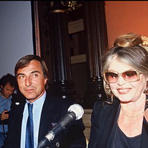 Brigitte Bardot et Allain Bougrain-Dubourg lors d'une conférence de presse à l'Hôtel Concorde Saint-Lazare. Photo par BOWEN / BESTIMAGE
