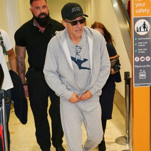 Jean-Claude Van Damme arrive à l'aéroport de Sydney, le 5 mars 2020.