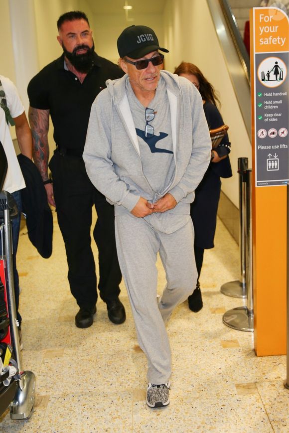 Jean-Claude Van Damme arrive à l'aéroport de Sydney, le 5 mars 2020.