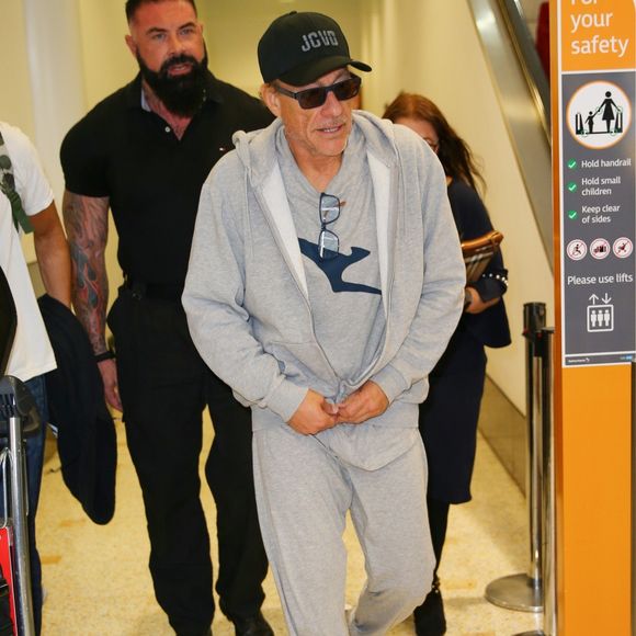 Jean-Claude Van Damme arrive à l'aéroport de Sydney, le 5 mars 2020.