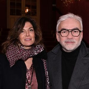 Exclusif - Pascal Praud et sa compagne Catherine lors de la première de la pièce de théâtre "L'avare" au Théâtre des Variétés à Paris le 15 janvier 2022

Rachid Bellak / Bestimage