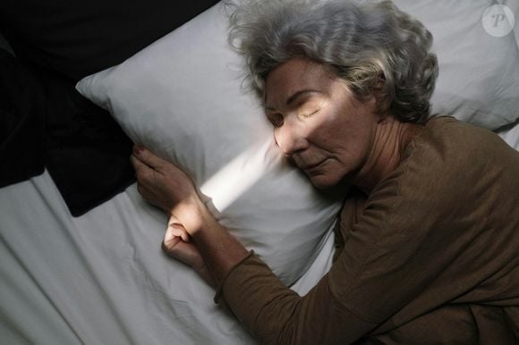 Si l'alimentation et la gestion de la luminosité sont essentielles, attention à ne pas transformer votre chambre en laboratoire pour éviter l'anxiété liée à la performance nocturne.
